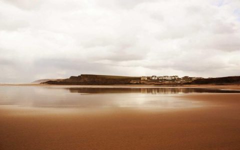 狗狗睡觉时哼哼叫是什么原因？三种情况与应对方法详解