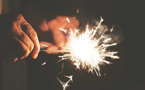 狗狗脚垫一半粉色一半黑色正常吗？脚垫颜色的成因与健康判断指南